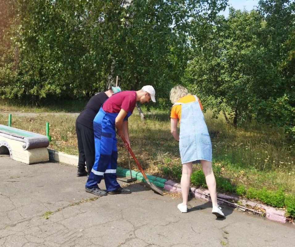 Партийцы Единой России Калининского района Горловки поддерживают масштабный всероссийский партийный проект «Единой России» «Городская среда» Партийцы Единой России Калининского района Горловки поддерживают масштабный всероссийский партийный проект «Единой России» «Городская среда»