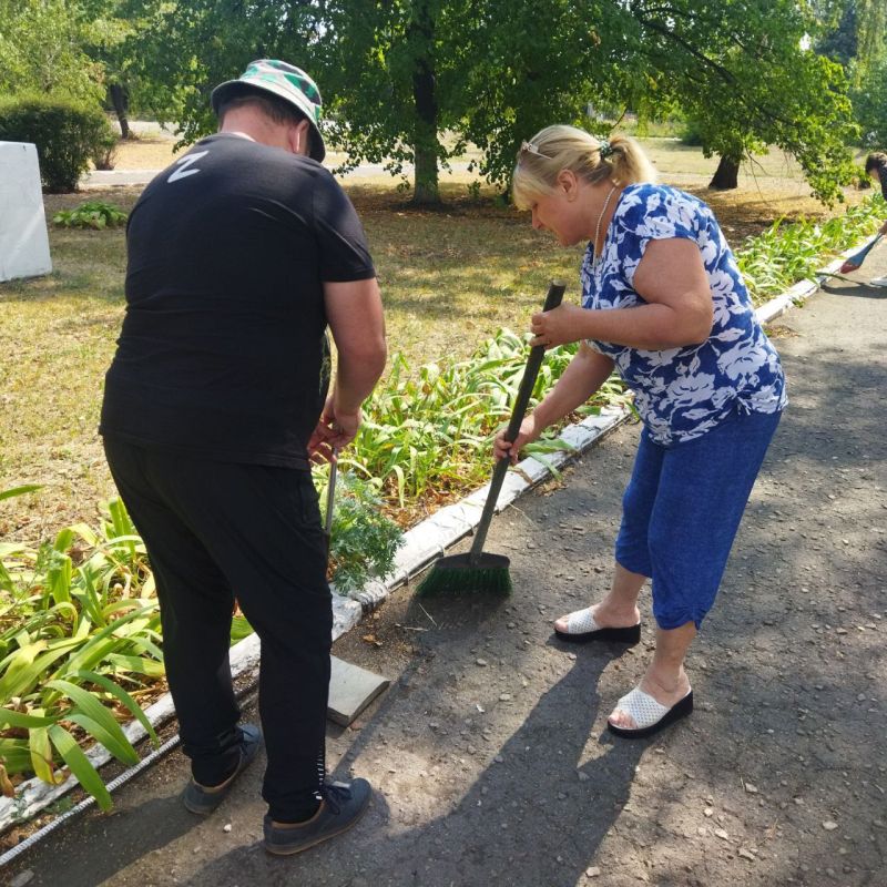 Партийцы Единой России Калининского района Горловки поддерживают масштабный всероссийский партийный проект «Единой России» «Городская среда» Партийцы Единой России Калининского района Горловки поддерживают масштабный всероссийский партийный проект «Единой России» «Городская среда»