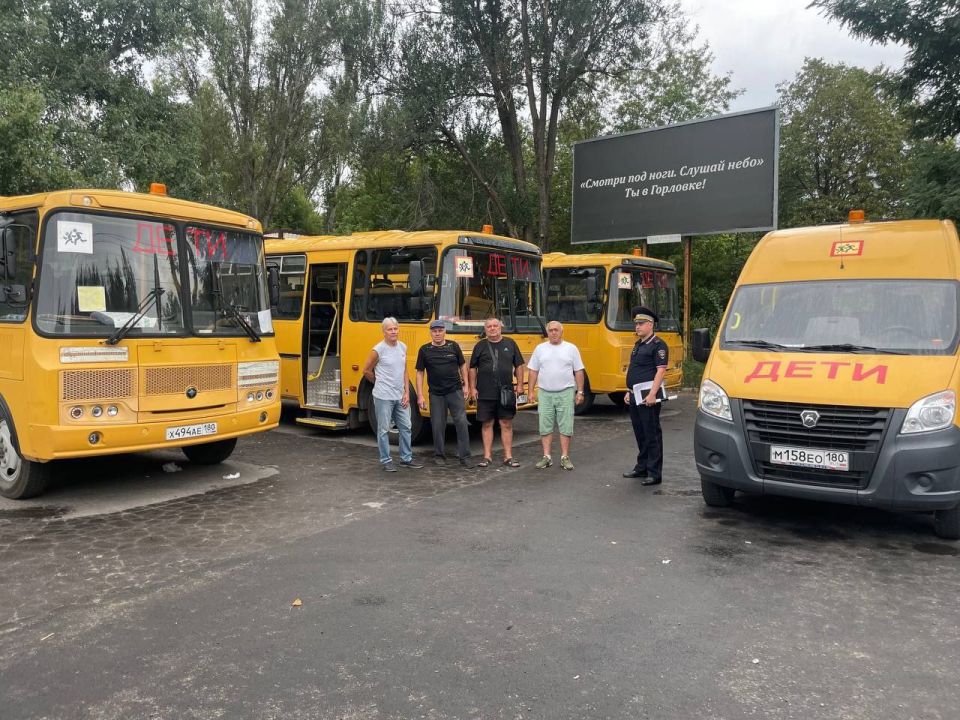 Сотрудники ГИБДД проводят проверку школьных автобусов в Горловке