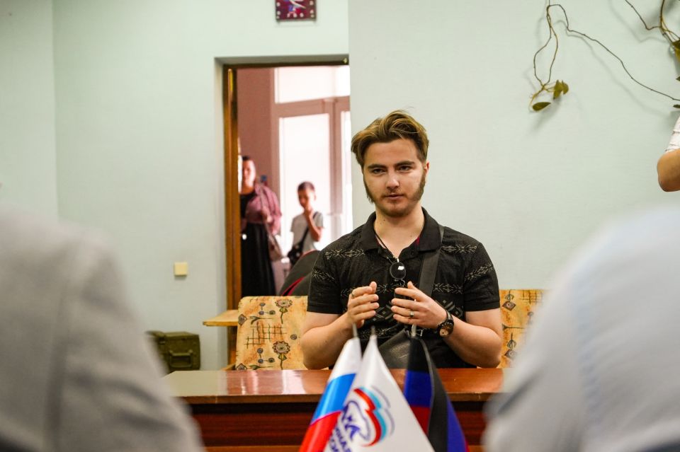 Кирилл Макаров: Сегодня, когда ехал в Горловку, заметил на трассе новый асфальт, расчищенные обочины и работающую технику — видно, что у города большие планы Кирилл Макаров: Сегодня, когда ехал в Горловку, заметил на трассе новый асфальт, расчищенные обочины и работающую технику — видно, что у города большие планы