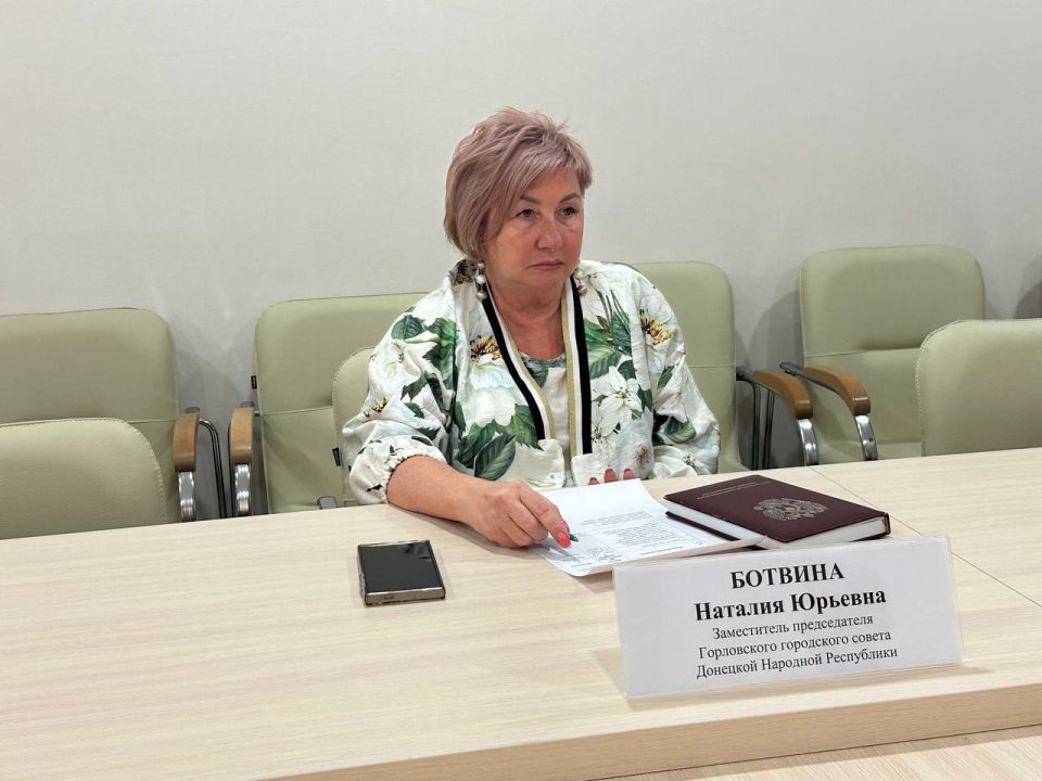 Роман Конев: РАБОТА КОМИТЕТОВ. Члены постоянного комитета по вопросам промышленности, инвестициям и стратегическому развитию Горловского городского совета Донецкой Народной Республики первого созыва на заседании обсудили... Роман Конев: РАБОТА КОМИТЕТОВ. Члены постоянного комитета по вопросам промышленности, инвестициям и стратегическому развитию Горловского городского совета Донецкой Народной Республики первого созыва на заседании обсудили...