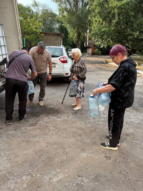 Роман Конев: 15 августа 2025 года, в стремлении обеспечить жителей города Горловка водой, депутаты городского Совета Светлана Евсеенко, Елена Кузьмина, Павел Калфакчиян совместно с Главой Донецкой Народной Республики Денисом... Роман Конев: 15 августа 2025 года, в стремлении обеспечить жителей города Горловка водой, депутаты городского Совета Светлана Евсеенко, Елена Кузьмина, Павел Калфакчиян совместно с Главой Донецкой Народной Республики Денисом...