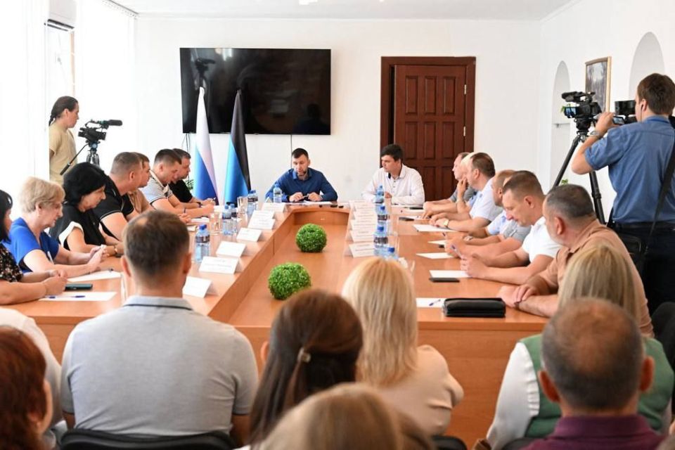 Денис Пушилин: С жителями Тореза определили приоритетные задачи по восстановлению города и решению проблем с водой Денис Пушилин: С жителями Тореза определили приоритетные задачи по восстановлению города и решению проблем с водой