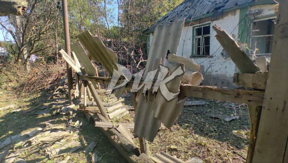 Иван Приходько: Последствия атаки дрона ВФУ по Калининскому району Горловки, в ходе которой был повреждения ряд домостроений