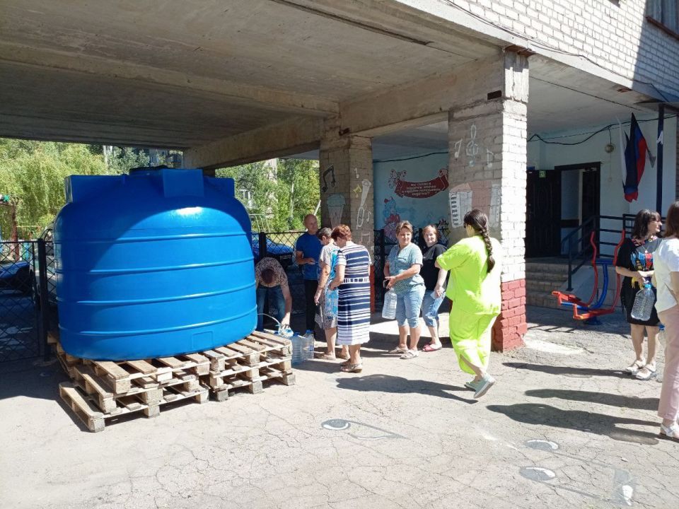 Роман Конев: 19 августа 2025 года депутат городского Совета Геннадий Маюров во исполнение поручения Главы Донецкой Народной Республики посетил места подвоза воды