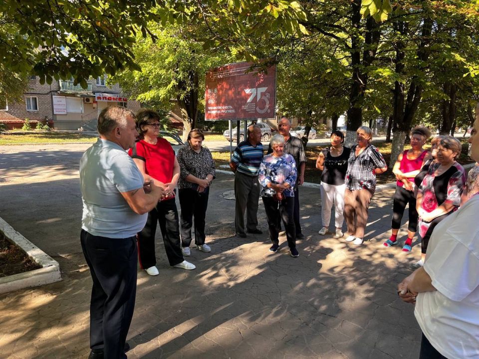 Роман Конев: ВСТРЕЧИ С НАСЕЛЕНИЕМ. 19 августа 2025 года депутаты Горловского городского совета от фракции «Единая Россия» - Павел Калфакчиян, Андрей Костюк, София Потапова, Олег Сладкевич, Сергей Третьяков, Нелля Якуненко... Роман Конев: ВСТРЕЧИ С НАСЕЛЕНИЕМ. 19 августа 2025 года депутаты Горловского городского совета от фракции «Единая Россия» - Павел Калфакчиян, Андрей Костюк, София Потапова, Олег Сладкевич, Сергей Третьяков, Нелля Якуненко...