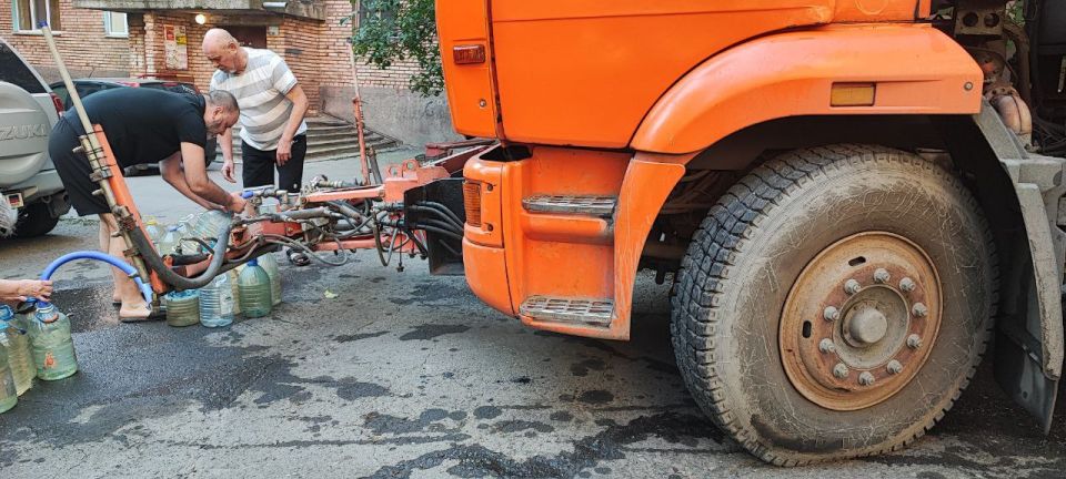 Сергей Скиданов: В рамках выполнения поручения Главы республики "о контроле за выполнения графика подвоза воды для населения" Сегодня в очередной раз была проведена проверка соблюдения графика в посёлке "Гладкова" По итогам... Сергей Скиданов: В рамках выполнения поручения Главы республики "о контроле за выполнения графика подвоза воды для населения" Сегодня в очередной раз была проведена проверка соблюдения графика в посёлке "Гладкова" По итогам...