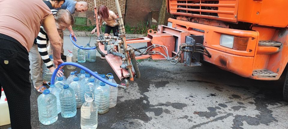 Сергей Скиданов: В рамках выполнения поручения Главы республики "о контроле за выполнения графика подвоза воды для населения" Сегодня в очередной раз была проведена проверка соблюдения графика в посёлке "Гладкова" По итогам... Сергей Скиданов: В рамках выполнения поручения Главы республики "о контроле за выполнения графика подвоза воды для населения" Сегодня в очередной раз была проведена проверка соблюдения графика в посёлке "Гладкова" По итогам...