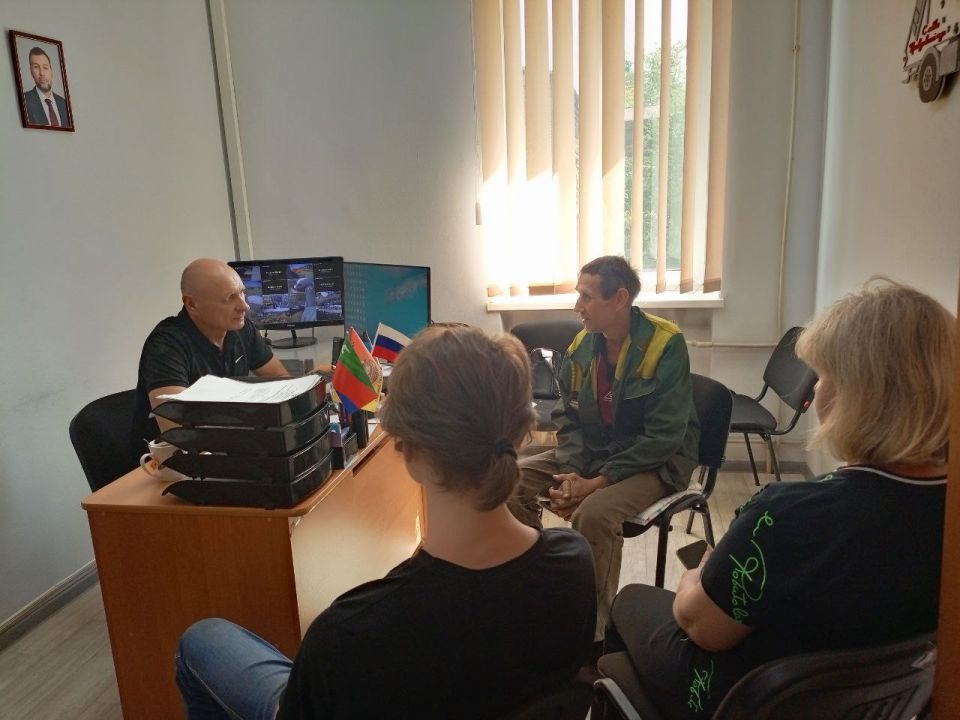 ВСТРЕЧИ С НАСЕЛЕНИЕМ. 20 августа 2025 года депутаты Горловского городского совета от фракции «Единая Россия» - Роман Конев, Елена Кузьмина, Светлана Евсеенко, Алексей Костин, Сергей Третьяков, Игорь Толкачев, Геннадий Маюров... ВСТРЕЧИ С НАСЕЛЕНИЕМ. 20 августа 2025 года депутаты Горловского городского совета от фракции «Единая Россия» - Роман Конев, Елена Кузьмина, Светлана Евсеенко, Алексей Костин, Сергей Третьяков, Игорь Толкачев, Геннадий Маюров...