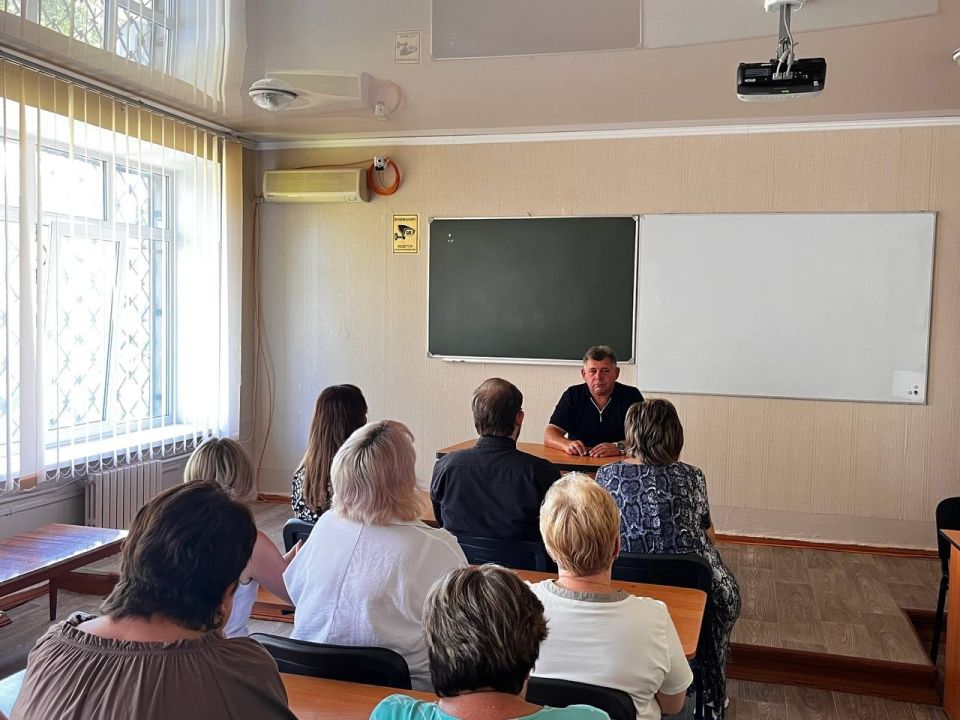 ВСТРЕЧИ С НАСЕЛЕНИЕМ. 20 августа 2025 года депутаты Горловского городского совета от фракции «Единая Россия» - Роман Конев, Елена Кузьмина, Светлана Евсеенко, Алексей Костин, Сергей Третьяков, Игорь Толкачев, Геннадий Маюров... ВСТРЕЧИ С НАСЕЛЕНИЕМ. 20 августа 2025 года депутаты Горловского городского совета от фракции «Единая Россия» - Роман Конев, Елена Кузьмина, Светлана Евсеенко, Алексей Костин, Сергей Третьяков, Игорь Толкачев, Геннадий Маюров...