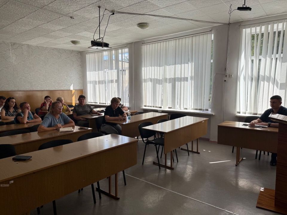 ВСТРЕЧИ С НАСЕЛЕНИЕМ. 20 августа 2025 года депутаты Горловского городского совета от фракции «Единая Россия» - Роман Конев, Елена Кузьмина, Светлана Евсеенко, Алексей Костин, Сергей Третьяков, Игорь Толкачев, Геннадий Маюров... ВСТРЕЧИ С НАСЕЛЕНИЕМ. 20 августа 2025 года депутаты Горловского городского совета от фракции «Единая Россия» - Роман Конев, Елена Кузьмина, Светлана Евсеенко, Алексей Костин, Сергей Третьяков, Игорь Толкачев, Геннадий Маюров...