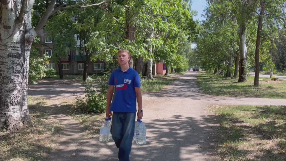 Молодёжка Горловки разнесла людям более 100 литров питьевой воды