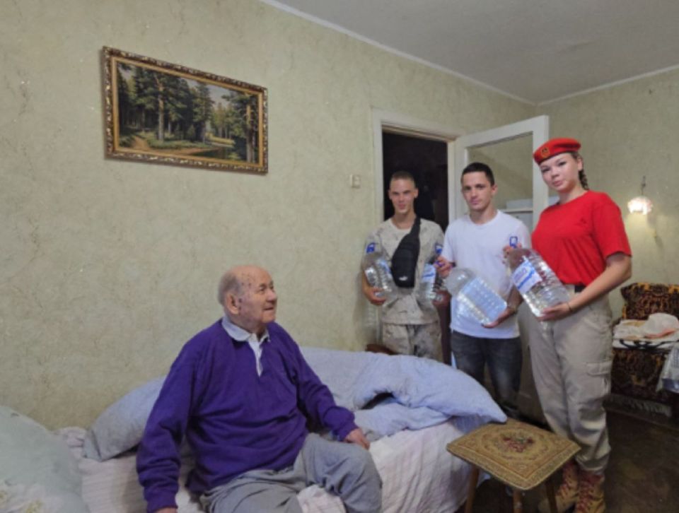 Юнармейцы Горловки доставляют воду маломобильным пожилым людям! Юнармейцы Горловки доставляют воду маломобильным пожилым людям!