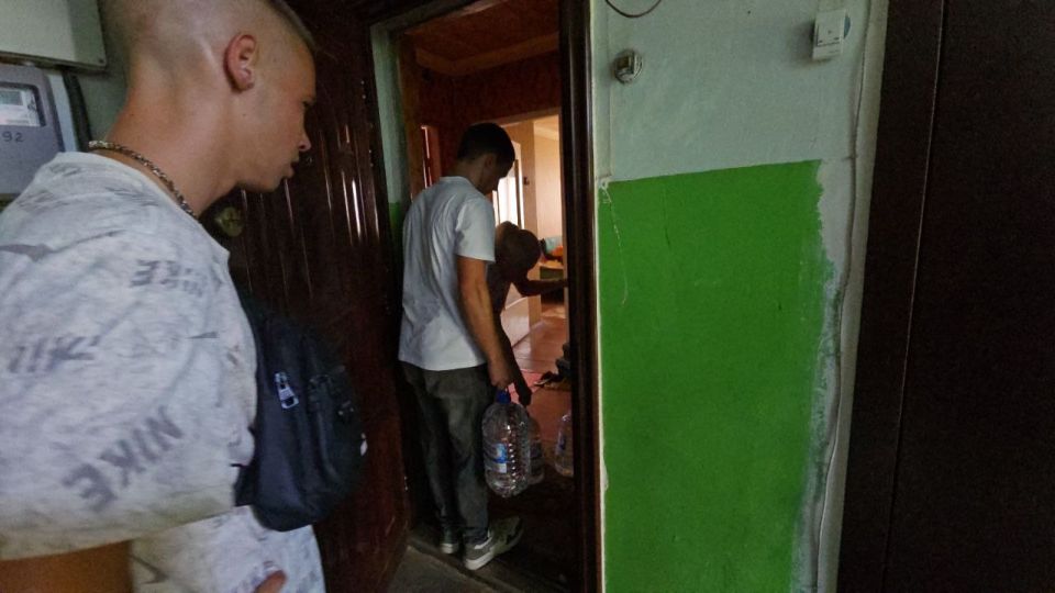 Юнармейцы Горловки доставляют воду маломобильным пожилым людям! Юнармейцы Горловки доставляют воду маломобильным пожилым людям!