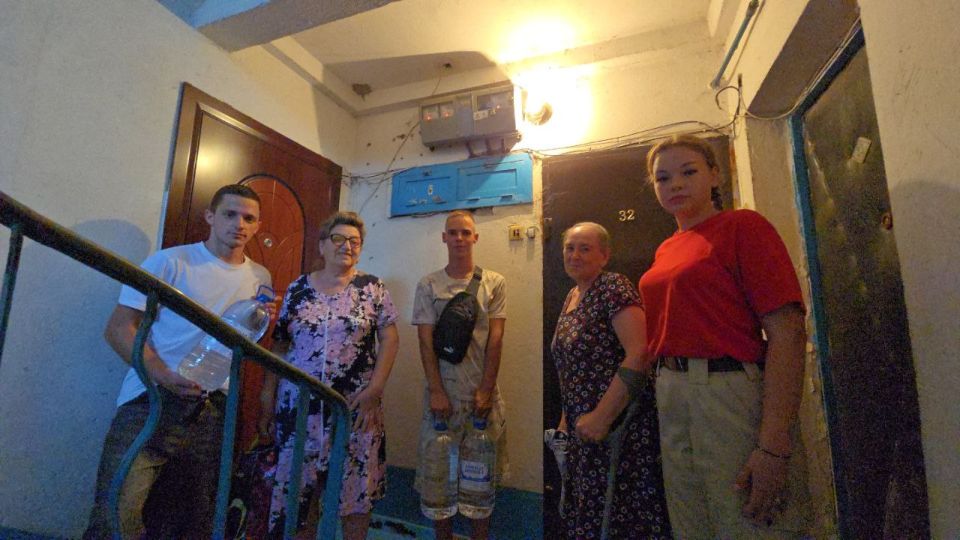 Юнармейцы Горловки доставляют воду маломобильным пожилым людям!