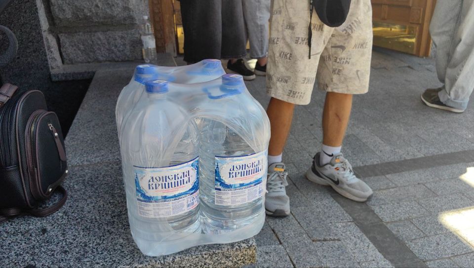 В Горловке организована адресная доставка воды для нуждающихся В Горловке организована адресная доставка воды для нуждающихся