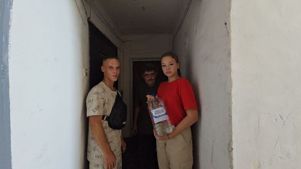 Юнармейцы Горловки доставляют воду маломобильным пожилым людям! Юнармейцы Горловки доставляют воду маломобильным пожилым людям!