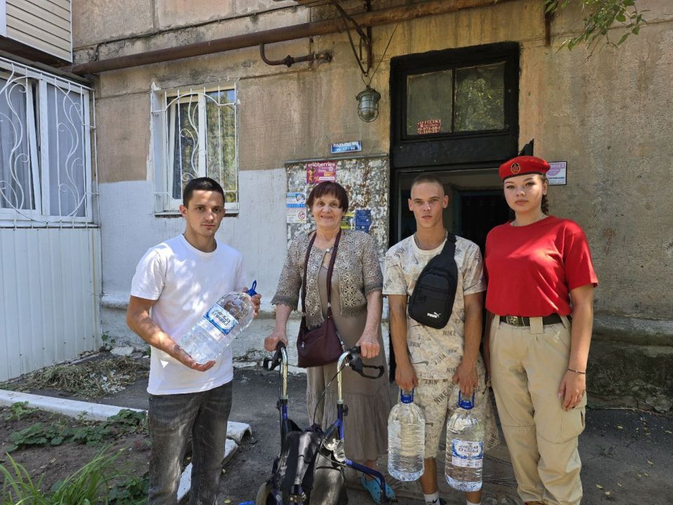 Юнармейцы Горловки доставляют воду маломобильным пожилым людям! Юнармейцы Горловки доставляют воду маломобильным пожилым людям!
