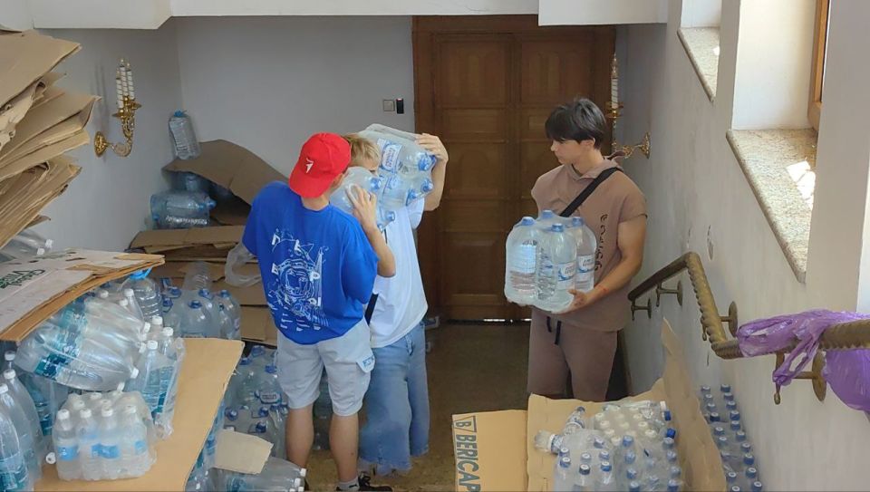 В Горловке организована адресная доставка воды для нуждающихся В Горловке организована адресная доставка воды для нуждающихся