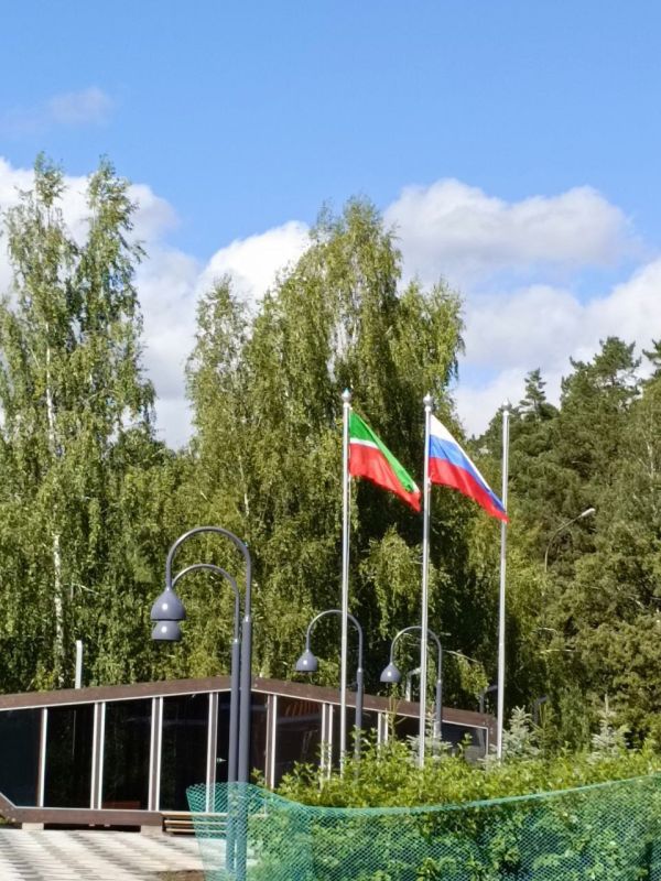 Ребята из Горловки, находящиеся на университетской смене в Набережночелнинском государственном педагогическом университете, с трепетом и гордостью поздравляют всех жителей великой России с Днем государственного флага Ребята из Горловки, находящиеся на университетской смене в Набережночелнинском государственном педагогическом университете, с трепетом и гордостью поздравляют всех жителей великой России с Днем государственного флага