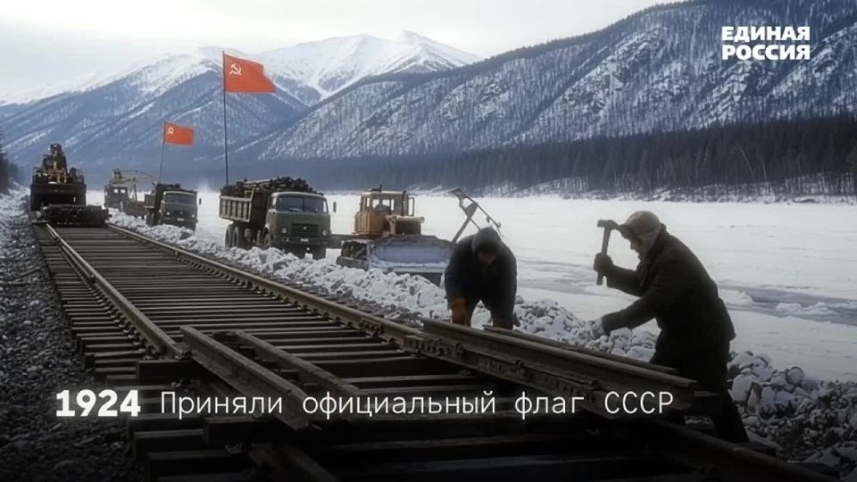 Роман Конев: Знаете ли вы, что во времена Древней Руси были не флаги, а стяги - красные полотнища с изображениями святых и Христа? А что триколор начали использовать по указу Алексея Михайловича, отца будущего императора...