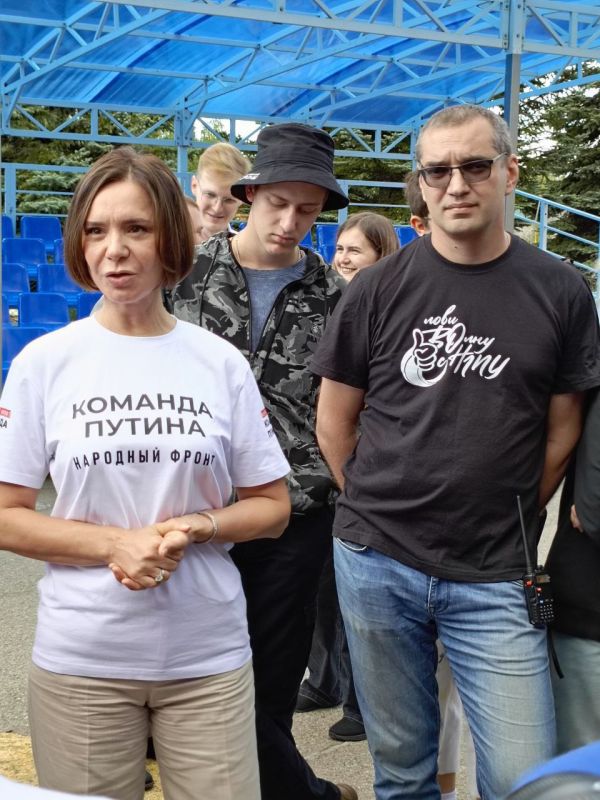 Ребята из Горловки, находящиеся на университетской смене в Набережночелнинском государственном педагогическом университете, с трепетом и гордостью поздравляют всех жителей великой России с Днем государственного флага Ребята из Горловки, находящиеся на университетской смене в Набережночелнинском государственном педагогическом университете, с трепетом и гордостью поздравляют всех жителей великой России с Днем государственного флага