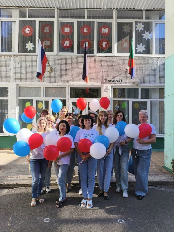 Иван Приходько: В Калининском районе Горловки прошел флешмоб ко Дню флага России Иван Приходько: В Калининском районе Горловки прошел флешмоб ко Дню флага России