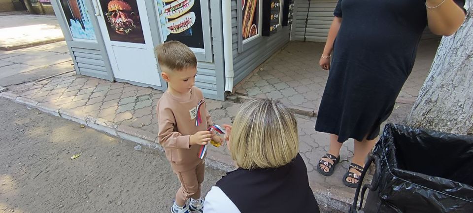 Иван Приходько: В Центрально-Городском внутригородском районе города Горловки в честь празднования Дня Государственного флага прошла раздача атрибутики с государственным триколором Иван Приходько: В Центрально-Городском внутригородском районе города Горловки в честь празднования Дня Государственного флага прошла раздача атрибутики с государственным триколором