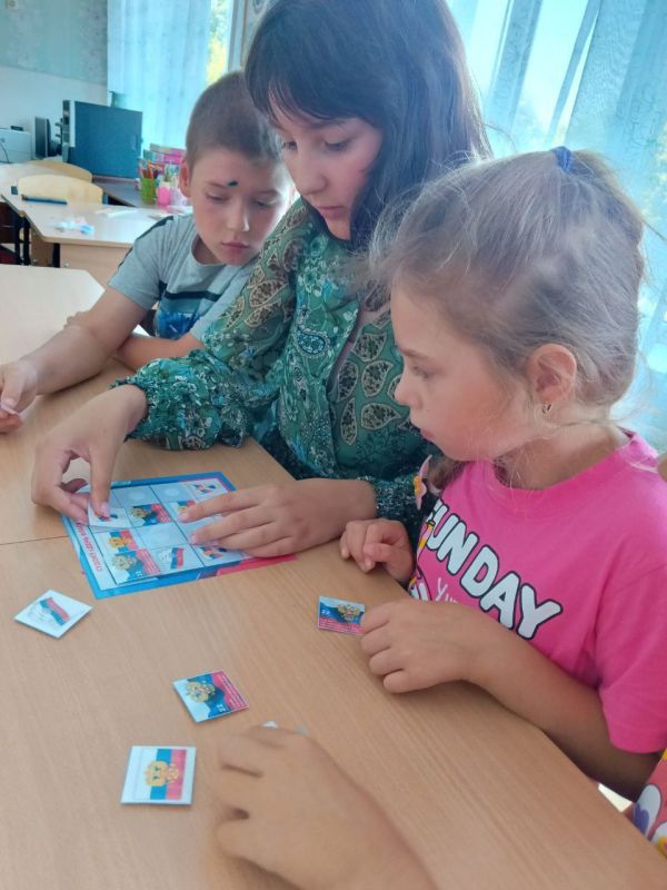 В Горловском социально-реабилитационном центре для несовершеннолетних прошел исторический час «России гордый триколор» В Горловском социально-реабилитационном центре для несовершеннолетних прошел исторический час «России гордый триколор»