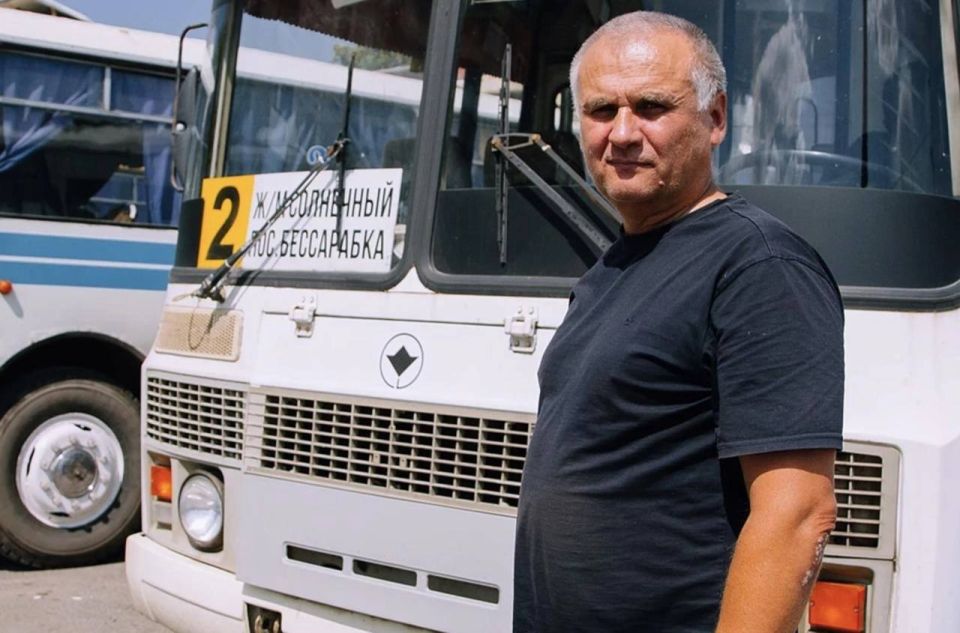 Проехать по Горловке и выжить: как герои-водители возят мирных жителей под обстрелами по самому опасному автобусному маршруту