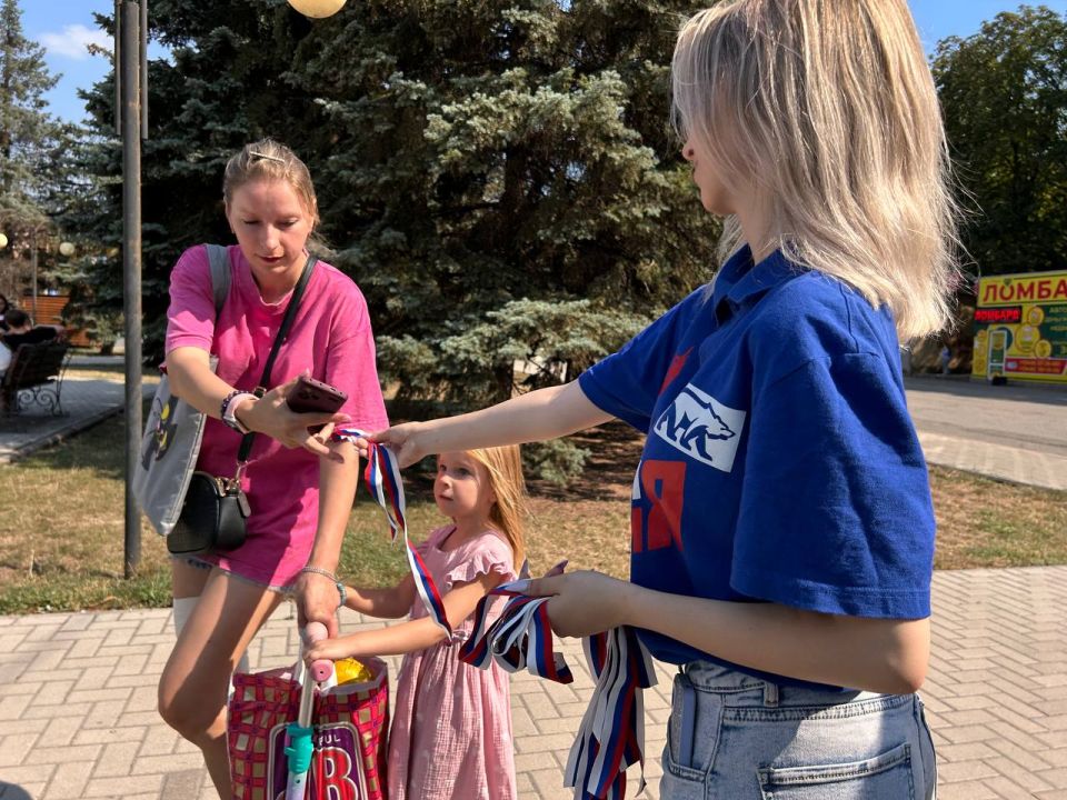 Иван Приходько: В Горловке прошла Всероссийская акция «Цвета Родины» ко Дню Государственного флага Российской Федерации