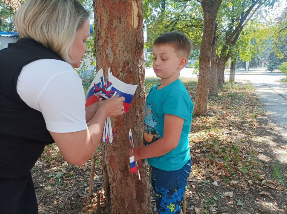 Иван Приходько: В Центрально-Городском внутригородском районе города Горловки в честь празднования Дня Государственного флага прошла раздача атрибутики с государственным триколором Иван Приходько: В Центрально-Городском внутригородском районе города Горловки в честь празднования Дня Государственного флага прошла раздача атрибутики с государственным триколором