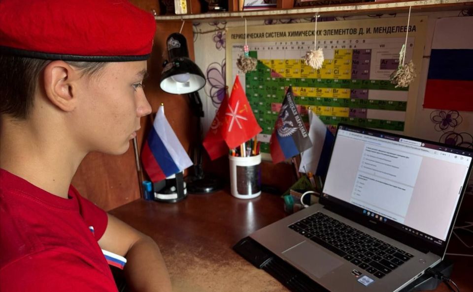 Юнармейцы ВПК «Амазонки» (Горловка) ярко отметили День флага России