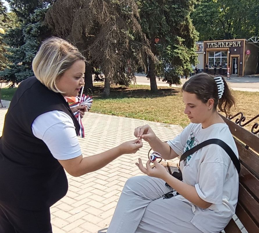 Роман Конев: В Центрально-Городском внутригородском районе города Горловки в честь празднования Дня Государственного флага прошла раздача атрибутики с государственным триколором Роман Конев: В Центрально-Городском внутригородском районе города Горловки в честь празднования Дня Государственного флага прошла раздача атрибутики с государственным триколором