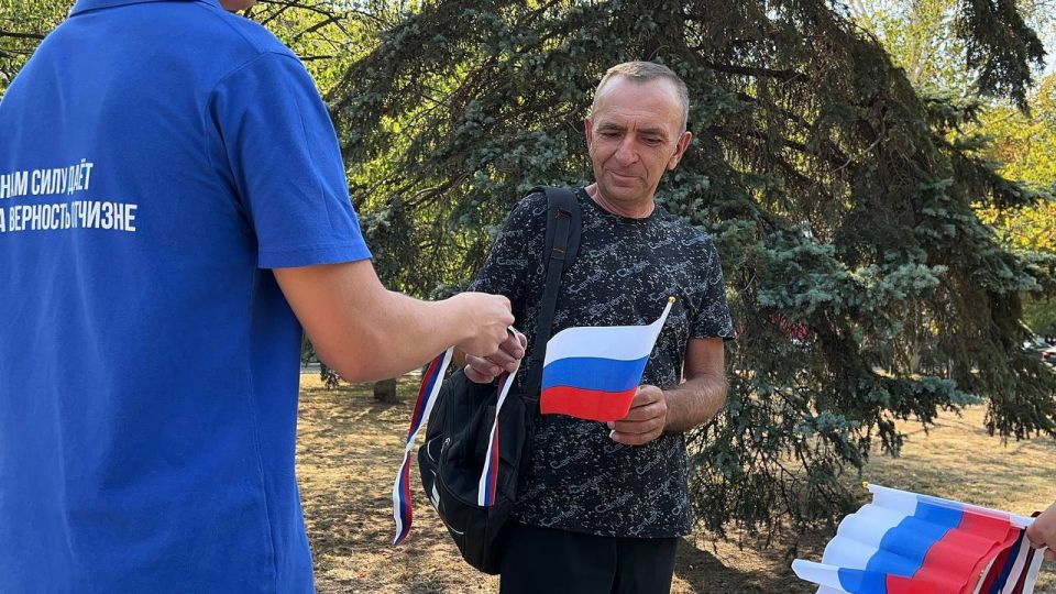 Иван Приходько: В Горловке прошла Всероссийская акция «Цвета Родины» ко Дню Государственного флага Российской Федерации Иван Приходько: В Горловке прошла Всероссийская акция «Цвета Родины» ко Дню Государственного флага Российской Федерации