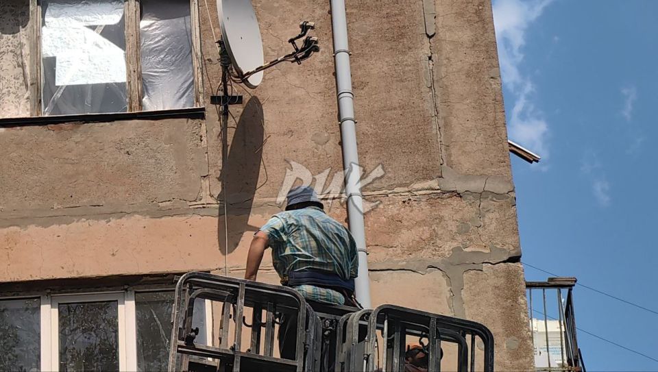 Иван Приходько: Горловские коммунальщики восстанавливают поврежденные в результате украинской вооруженной агрессии дома и объекты гражданской инфраструктуры Иван Приходько: Горловские коммунальщики восстанавливают поврежденные в результате украинской вооруженной агрессии дома и объекты гражданской инфраструктуры