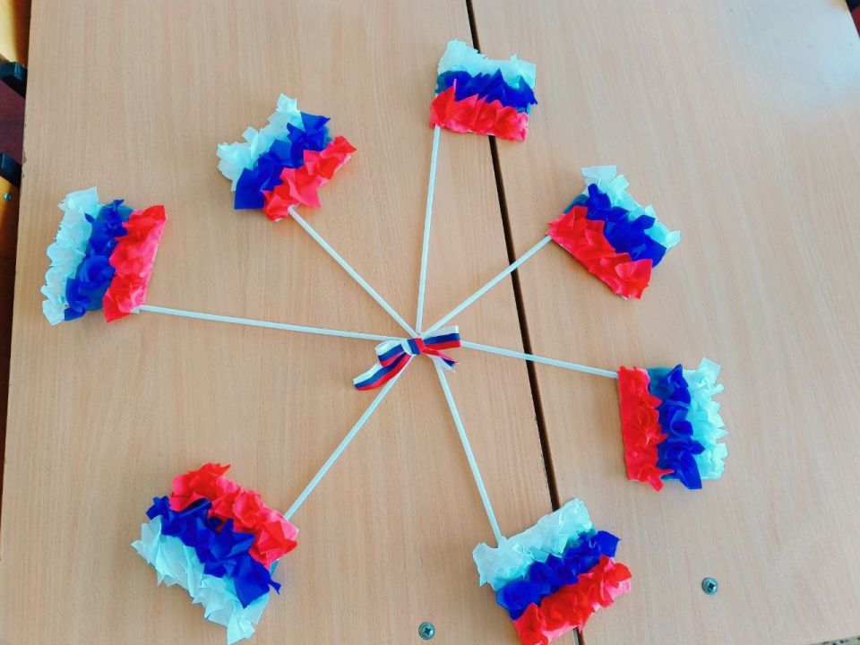 В Горловском социально-реабилитационном центре для несовершеннолетних прошел исторический час «России гордый триколор» В Горловском социально-реабилитационном центре для несовершеннолетних прошел исторический час «России гордый триколор»