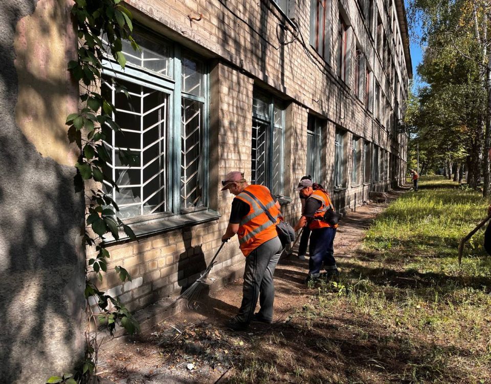 Роман Конев: МУП «Простор» устраняет последствия ночного обстрела со стороны ВФУ Роман Конев: МУП «Простор» устраняет последствия ночного обстрела со стороны ВФУ
