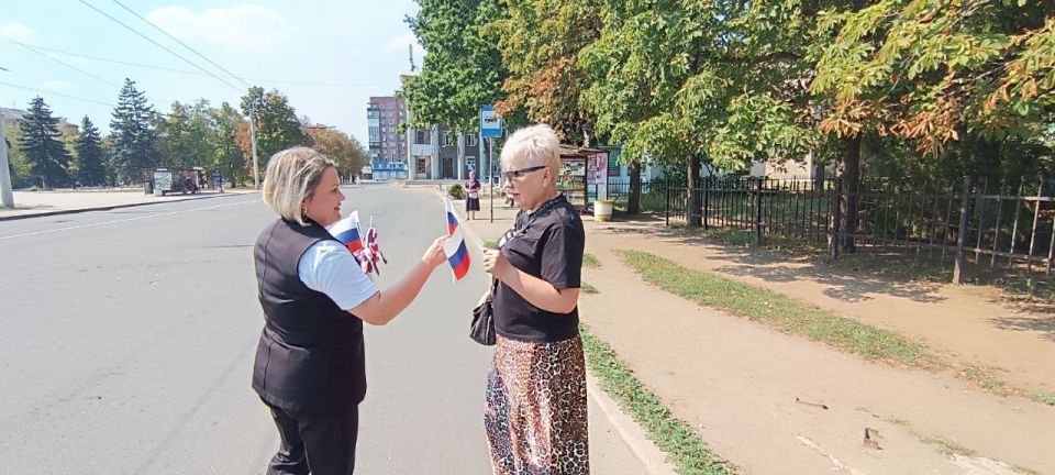 Иван Приходько: В Центрально-Городском внутригородском районе города Горловки в честь празднования Дня Государственного флага прошла раздача атрибутики с государственным триколором Иван Приходько: В Центрально-Городском внутригородском районе города Горловки в честь празднования Дня Государственного флага прошла раздача атрибутики с государственным триколором