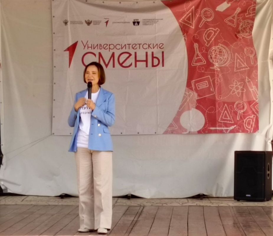 Ребята из Горловки, находящиеся на университетской смене в Набережночелнинском государственном педагогическом университете, с трепетом и гордостью поздравляют всех жителей великой России с Днем государственного флага Ребята из Горловки, находящиеся на университетской смене в Набережночелнинском государственном педагогическом университете, с трепетом и гордостью поздравляют всех жителей великой России с Днем государственного флага