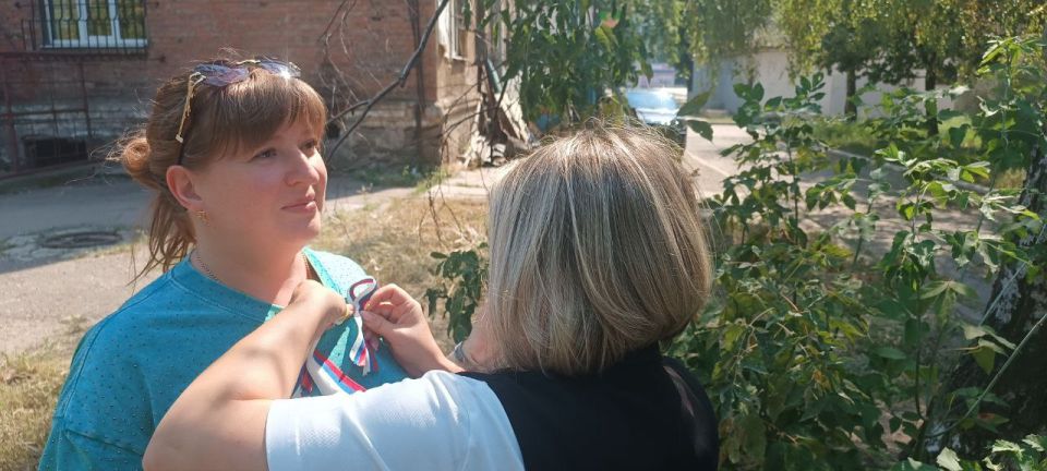 Иван Приходько: В Центрально-Городском внутригородском районе города Горловки в честь празднования Дня Государственного флага прошла раздача атрибутики с государственным триколором Иван Приходько: В Центрально-Городском внутригородском районе города Горловки в честь празднования Дня Государственного флага прошла раздача атрибутики с государственным триколором