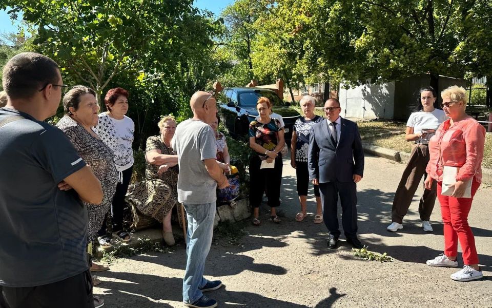 Андрей Крамар: График этой недели исключительно плотный: партийные дела и встречи, выезды по сигналам в чат-бот Главы ДНР, участие в народных сходах, а также контроль за исполнением всех заявок ремонтными службами Андрей Крамар: График этой недели исключительно плотный: партийные дела и встречи, выезды по сигналам в чат-бот Главы ДНР, участие в народных сходах, а также контроль за исполнением всех заявок ремонтными службами