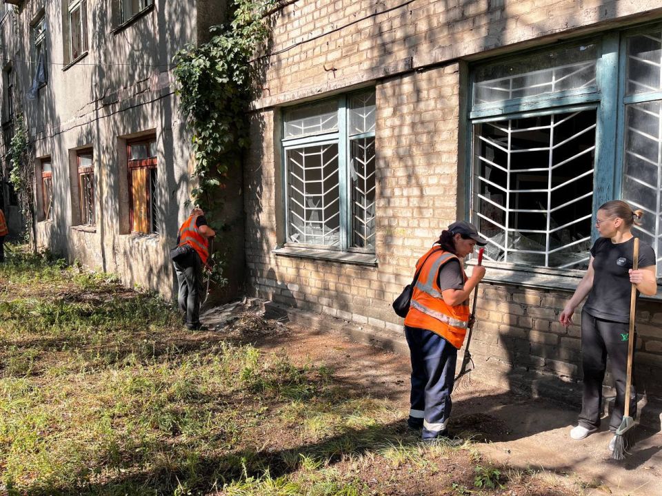 Роман Конев: МУП «Простор» устраняет последствия ночного обстрела со стороны ВФУ Роман Конев: МУП «Простор» устраняет последствия ночного обстрела со стороны ВФУ