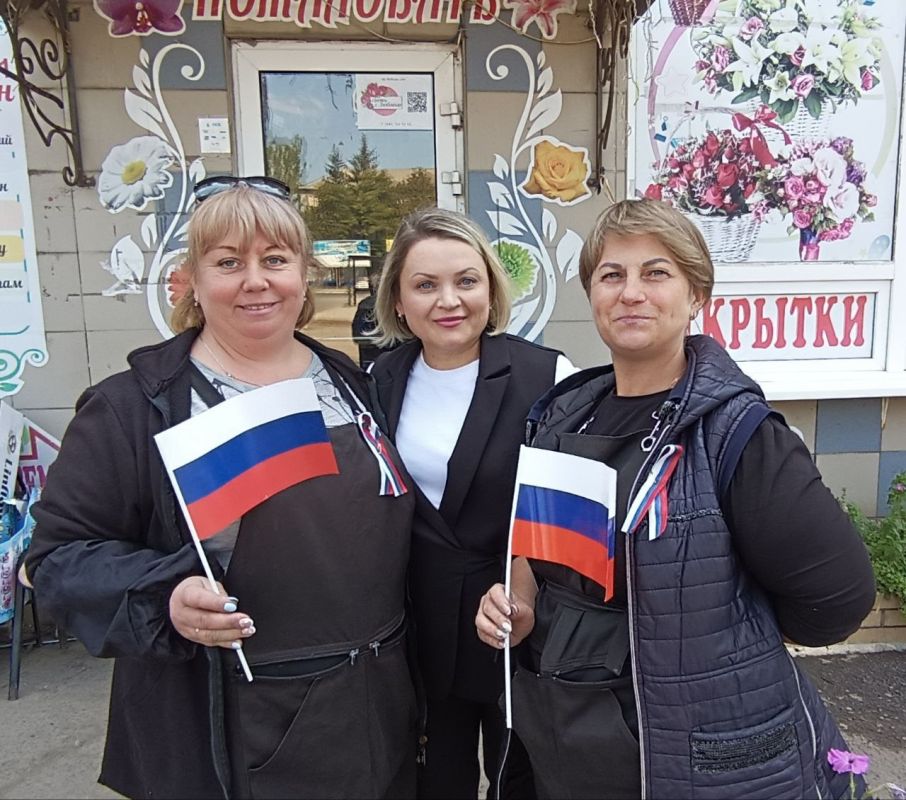 Иван Приходько: В Центрально-Городском внутригородском районе города Горловки в честь празднования Дня Государственного флага прошла раздача атрибутики с государственным триколором