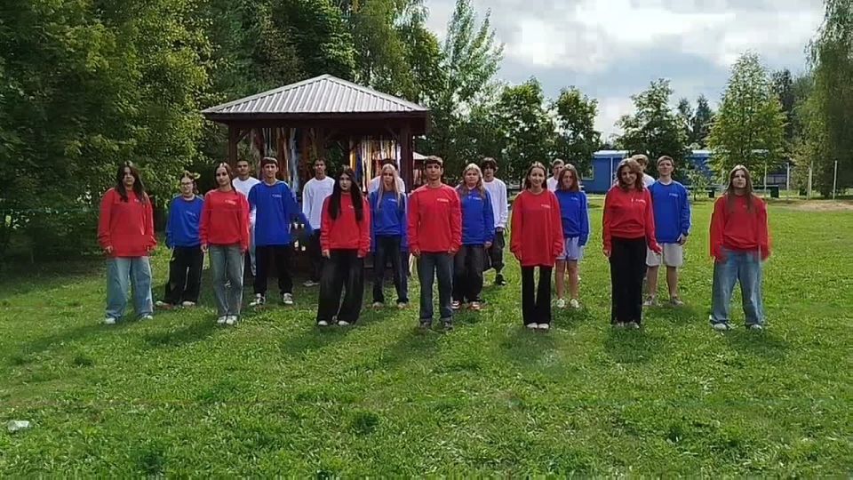 Ребята из Горловки, находящиеся на университетской смене в Набережночелнинском государственном педагогическом университете, с трепетом и гордостью поздравляют всех жителей великой России с Днем государственного флага