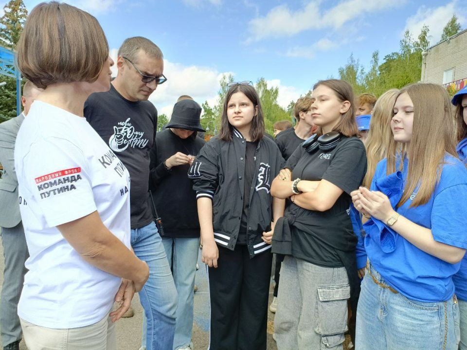 Ребята из Горловки, находящиеся на университетской смене в Набережночелнинском государственном педагогическом университете, с трепетом и гордостью поздравляют всех жителей великой России с Днем государственного флага Ребята из Горловки, находящиеся на университетской смене в Набережночелнинском государственном педагогическом университете, с трепетом и гордостью поздравляют всех жителей великой России с Днем государственного флага