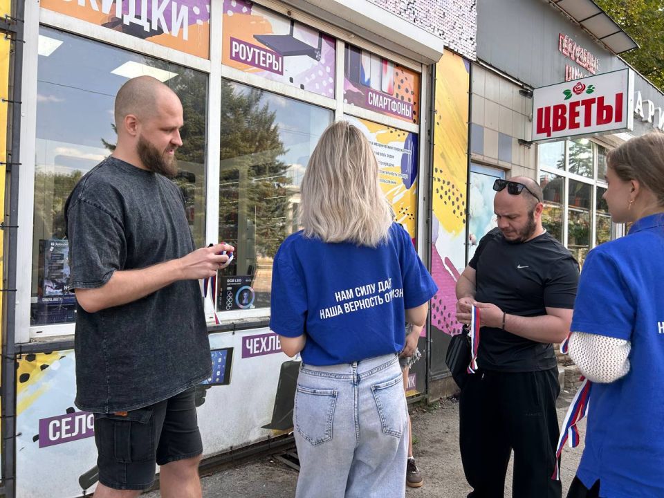 Иван Приходько: В Горловке прошла Всероссийская акция «Цвета Родины» ко Дню Государственного флага Российской Федерации Иван Приходько: В Горловке прошла Всероссийская акция «Цвета Родины» ко Дню Государственного флага Российской Федерации