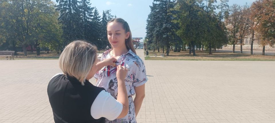 Роман Конев: В Центрально-Городском внутригородском районе города Горловки в честь празднования Дня Государственного флага прошла раздача атрибутики с государственным триколором Роман Конев: В Центрально-Городском внутригородском районе города Горловки в честь празднования Дня Государственного флага прошла раздача атрибутики с государственным триколором