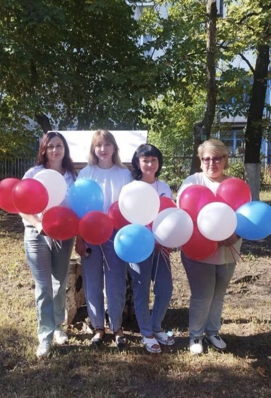 Иван Приходько: В Калининском районе Горловки прошел флешмоб ко Дню флага России Иван Приходько: В Калининском районе Горловки прошел флешмоб ко Дню флага России