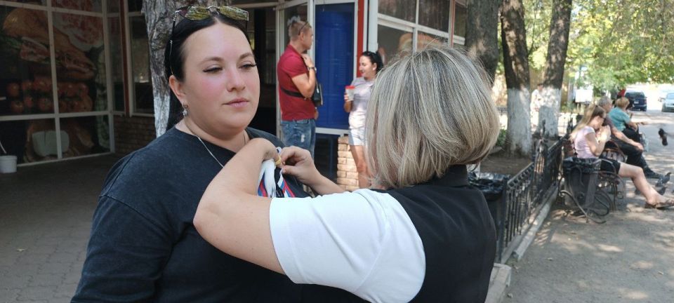 Иван Приходько: В Центрально-Городском внутригородском районе города Горловки в честь празднования Дня Государственного флага прошла раздача атрибутики с государственным триколором Иван Приходько: В Центрально-Городском внутригородском районе города Горловки в честь празднования Дня Государственного флага прошла раздача атрибутики с государственным триколором